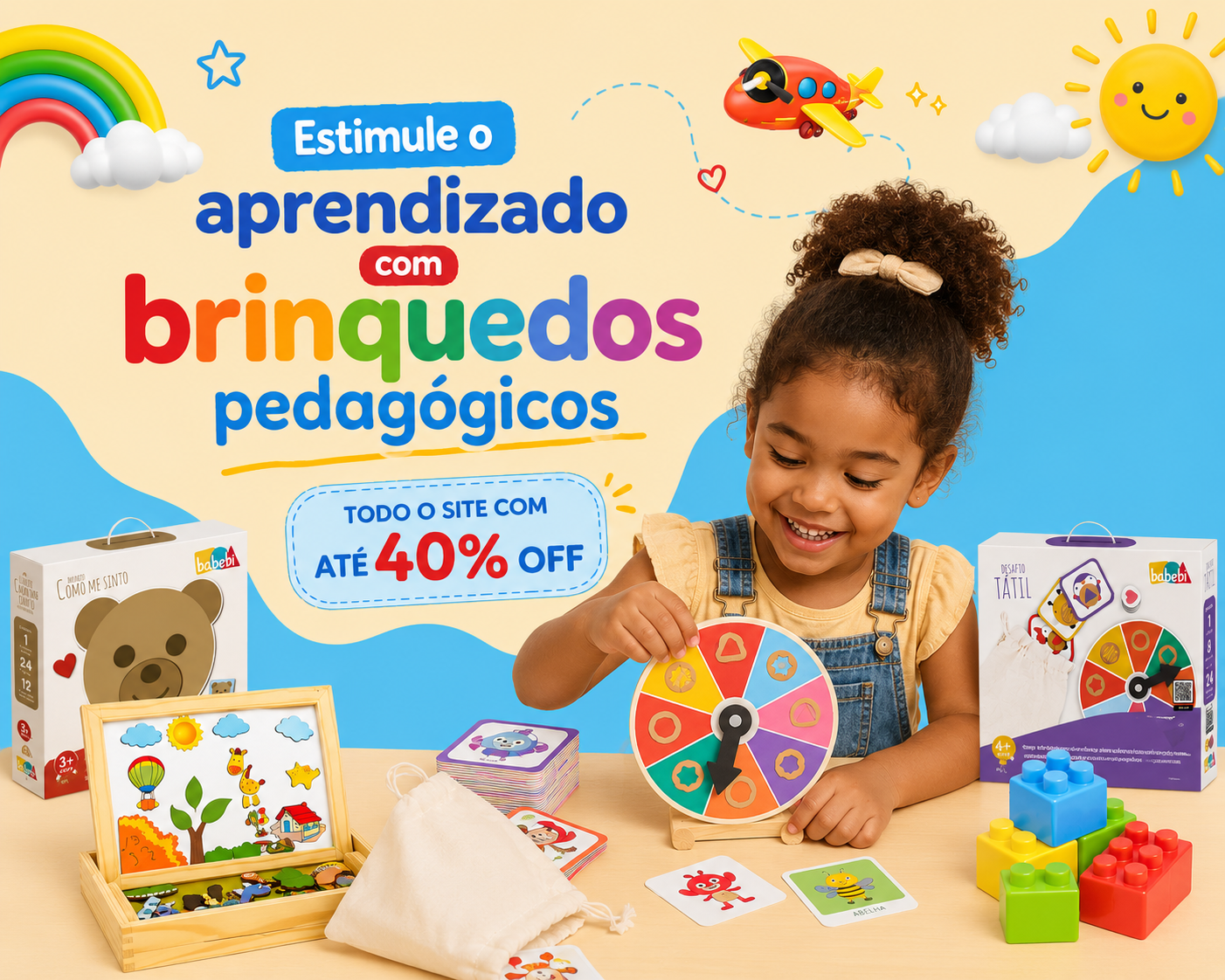 Criança brincando com brinquedos pedagógicos da TOYS LK